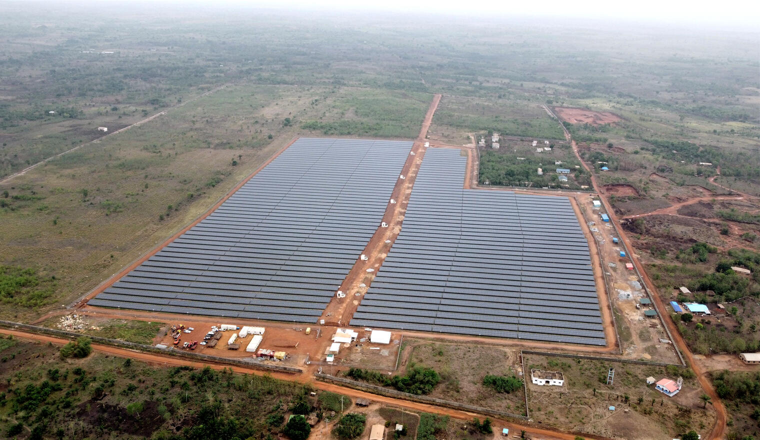 Construction de 5 centrales solaires (100 MW)